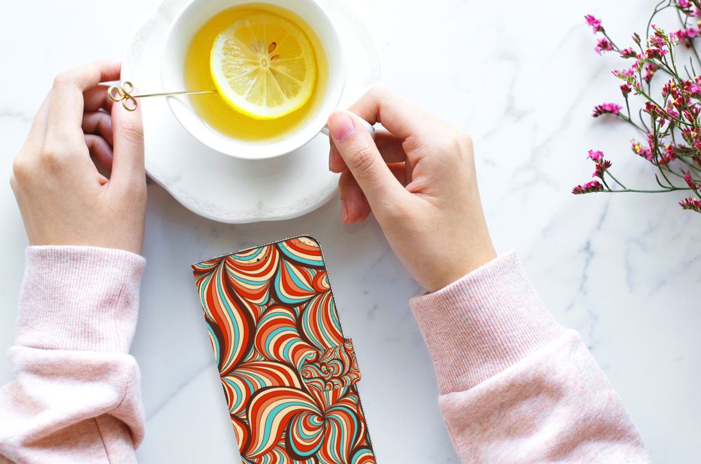 Samsung Galaxy A14 5G Hoesje Retro met kleurrijk ontwerp en hand houdt een kopje thee met citroen.