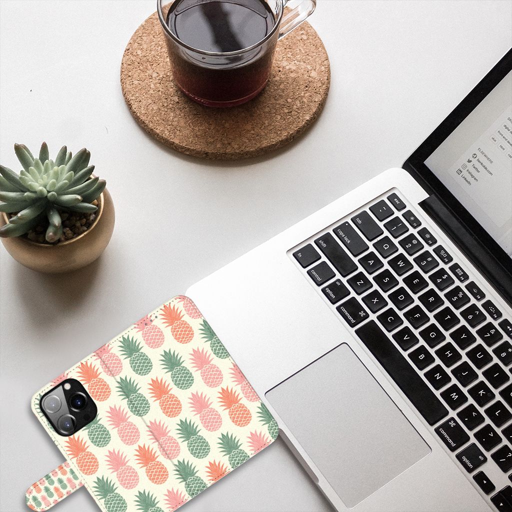 iPhone 14 Pro Book Cover Ananas op een bureau met laptop en glazen koffie 🌺.