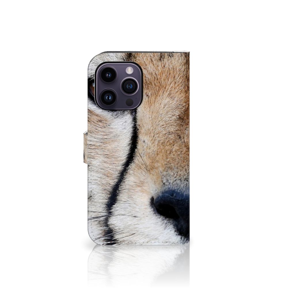 iPhone 15 Pro Max Telefoonhoesje met Pasjes Cheetah met close-up van een cheeta op de voorkant.