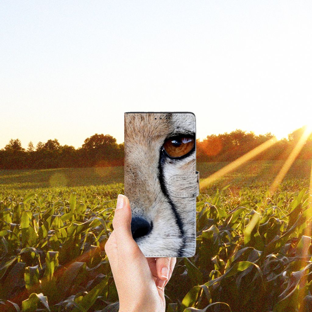 Motorola Edge 20 Lite Telefoonhoesje met Pasjes Cheetah in hand met cheeta close-up en zonsondergang op achtergrond.