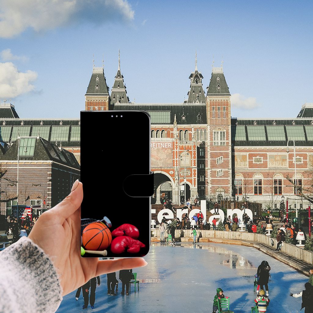 Samsung Galaxy S20 Ultra Wallet Case met Pasjes Sports handholding a phone with sports images in Amsterdam background.