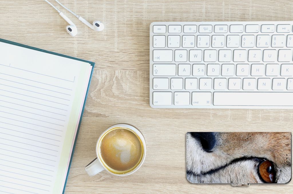 OnePlus 10T Telefoonhoesje met Pasjes Cheetah op bureau met een kopje koffie en notitieboek