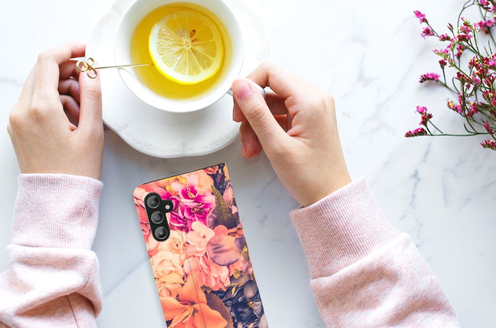 Samsung Galaxy A14 5G Smart Cover Bosje Bloemen naast een kopje met citroen en bloemen.