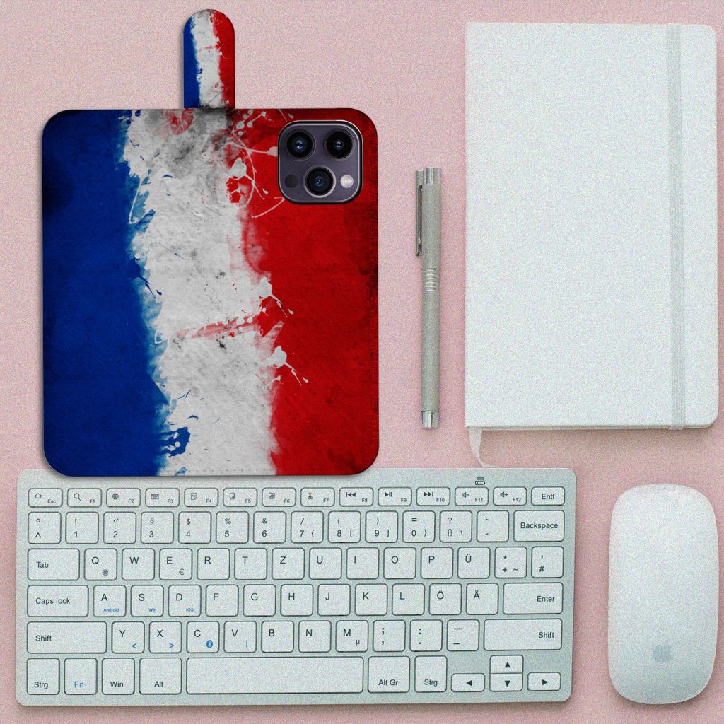 iPhone 15 Pro Max Bookstyle Case Nederland in artistiek ontwerp van de Nederlandse vlag met toetsenbord en notitieboek.