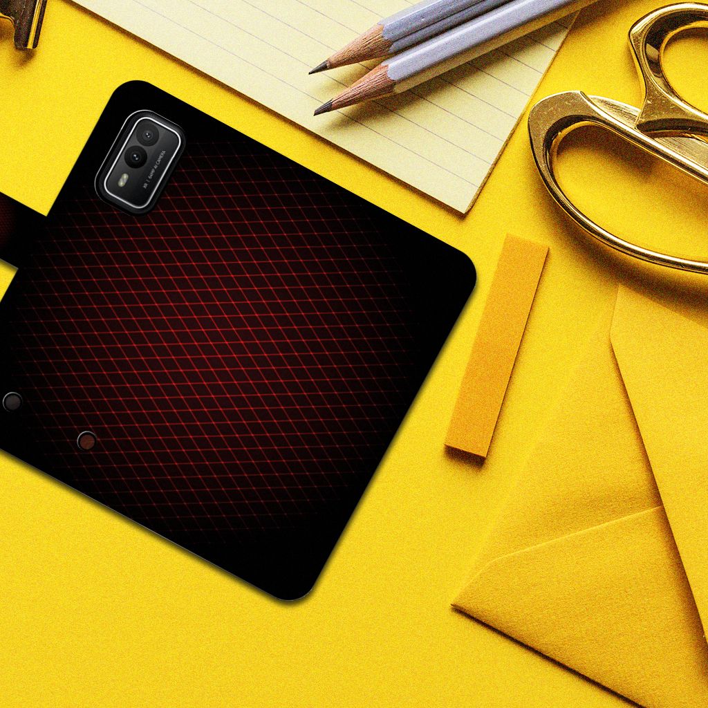 Nokia XR21 Telefoon Hoesje Geruit Rood op een bureau met kantoorbenodigdheden.