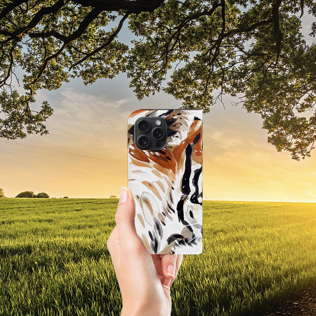Bookcase iPhone 15 Pro Max Watercolor Tiger met hand onder een boom bij zonsondergang.