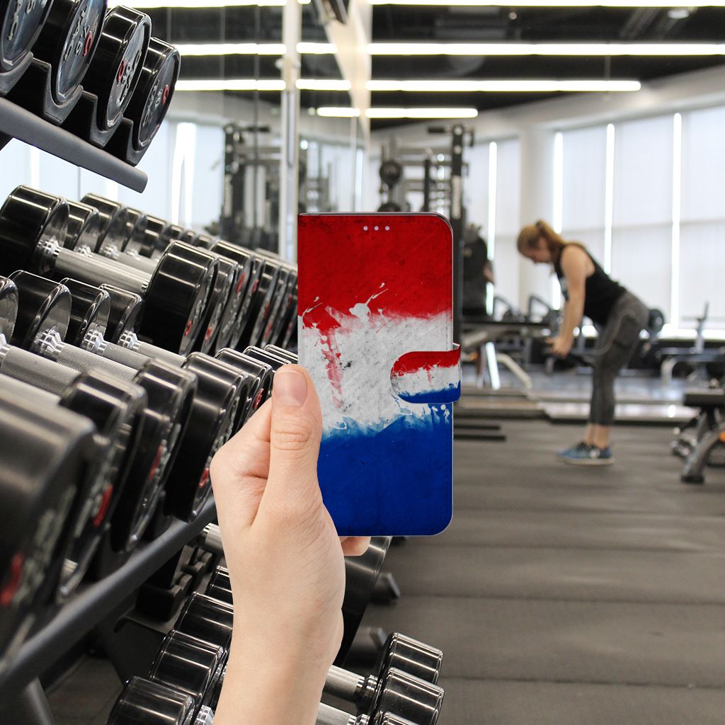 OnePlus Nord CE 5G Bookstyle Case Nederland met Nederlandse vlag in sportschoolsetting