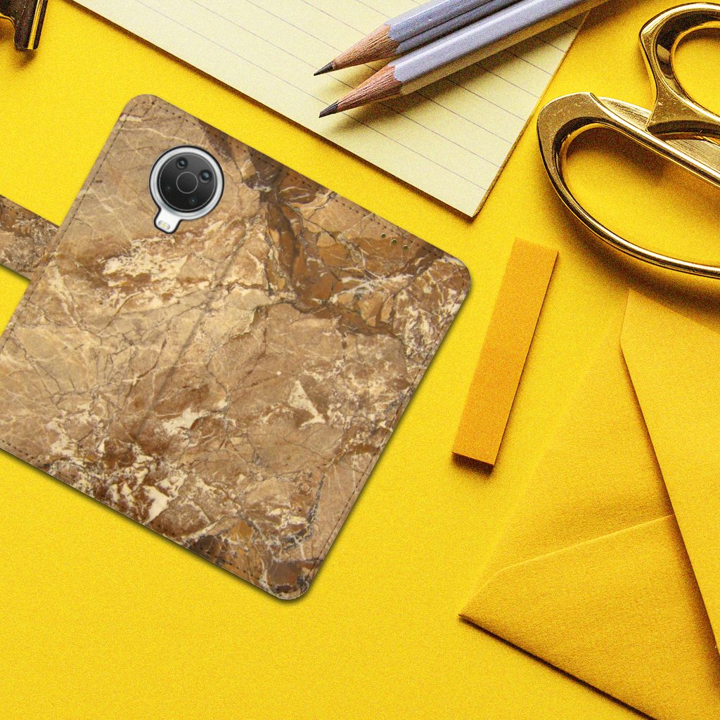 Nokia G10 | G20 Bookcase Marmer Creme met luxe marmerdesign op een gele achtergrond.