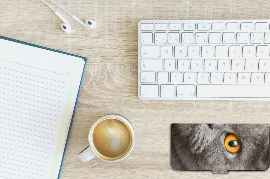 Telefoonhoesje met Pasjes OPPO A77 5G | A57 5G Britse Korthaar naast een laptop en een kop koffie.