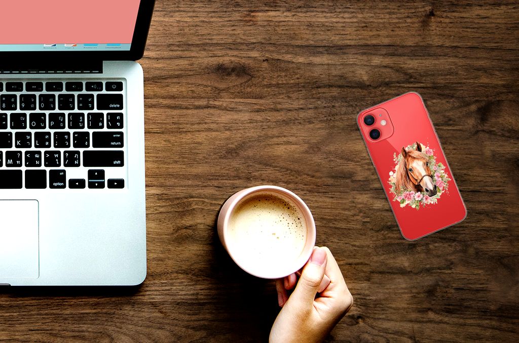 TPU Hoesje voor iPhone 12 Mini Paard, smartphonehoesje met mooi paardenontwerp op een bureau met koffie.