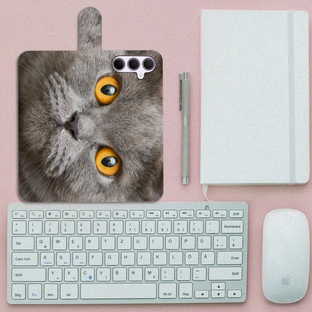 Telefoonhoesje met Pasjes Samsung Galaxy A35 Britse Korthaar op een bureau met toetsenbord en pen.