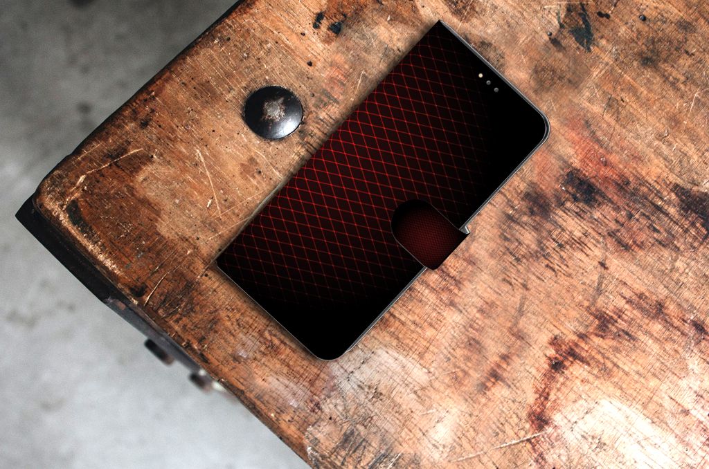 Nokia 5.3 Telefoon Hoesje Geruit Rood op een houten tafel met een minimalistisch ontwerp.
