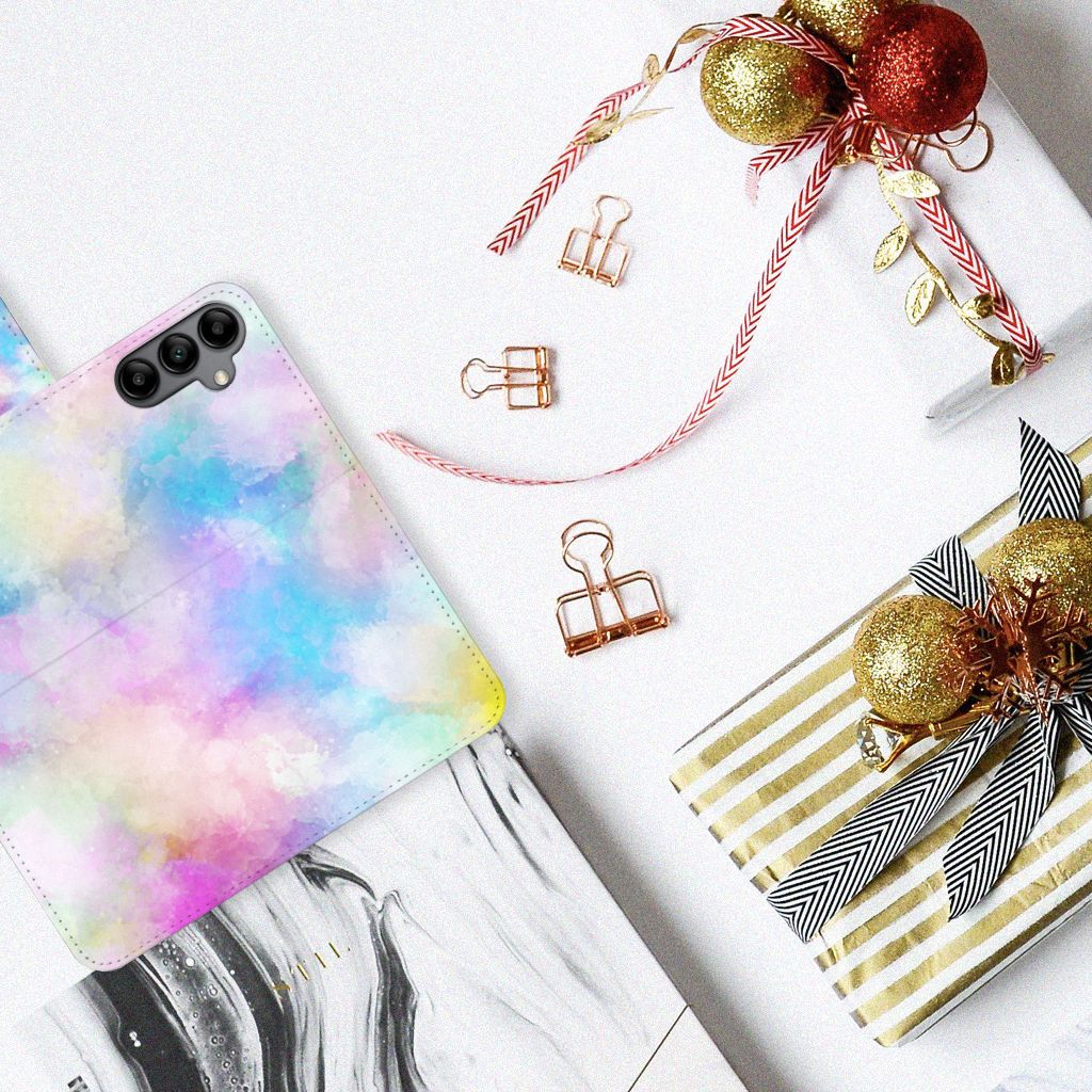 Hoesje Samsung Galaxy A34 Watercolor Light op een tafel met kleurrijke decoraties en geschenken.