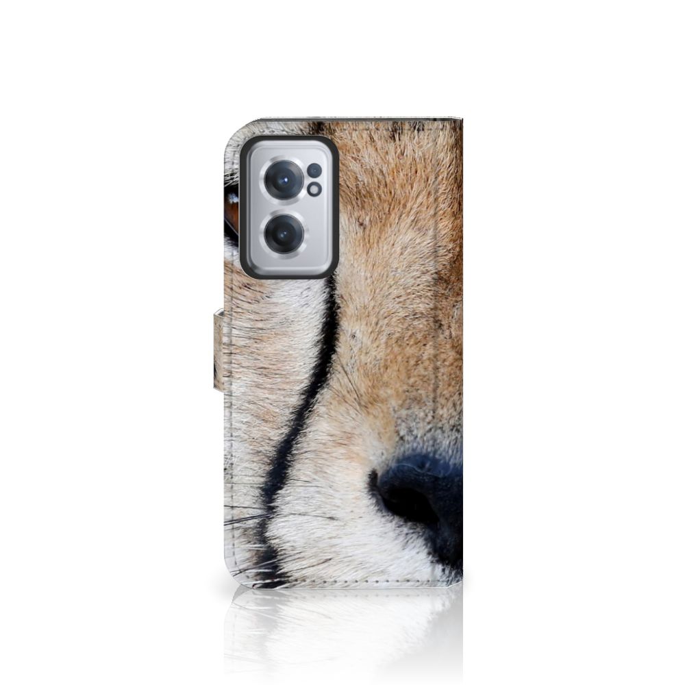 OnePlus Nord CE 2 Telefoonhoesje met Pasjes Cheetah met close-up van cheeta's gezicht.