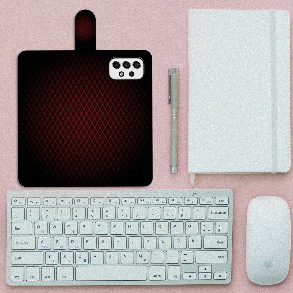 Samsung Galaxy A53 Telefoon Hoesje Geruit Rood op een bureau met toetsenbord en muis.