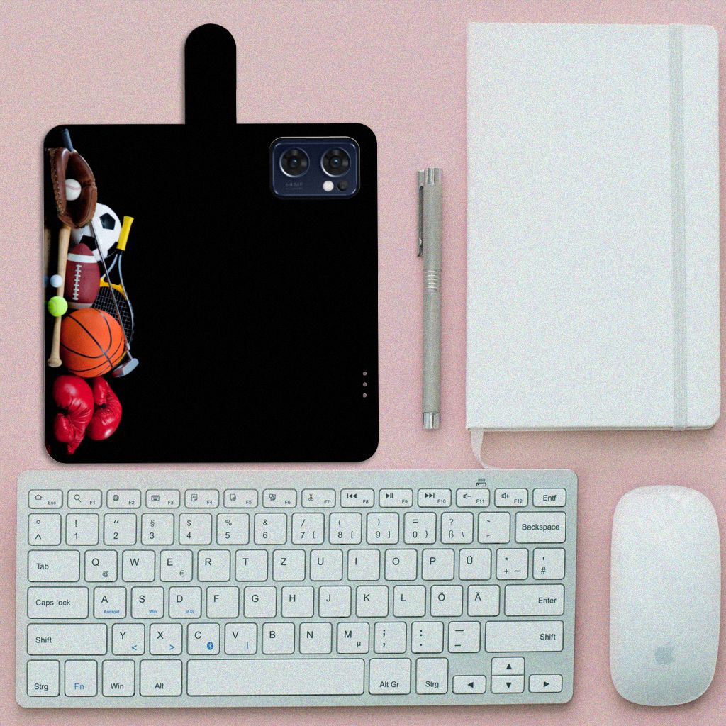 OPPO Find X5 Lite | Reno 7 5G Wallet Case met Pasjes Sports met sportuitrusting en toetsenbord op een bureau.