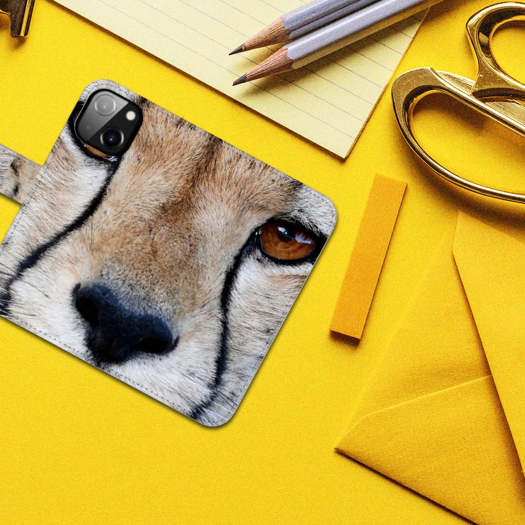 Apple iPhone 14 Telefoonhoesje met Pasjes Cheetah close-up van cheeta aanzicht op gele achtergrond.