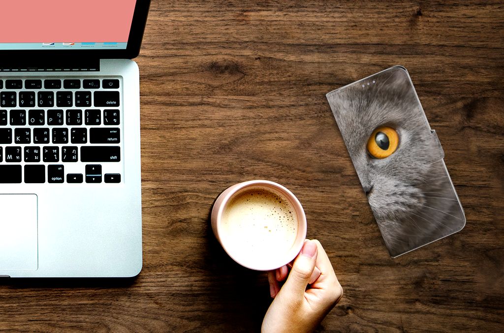 Telefoonhoesje met Pasjes Samsung Galaxy S20 Ultra Britse Korthaar ligt naast een laptop en een koffiekop.
