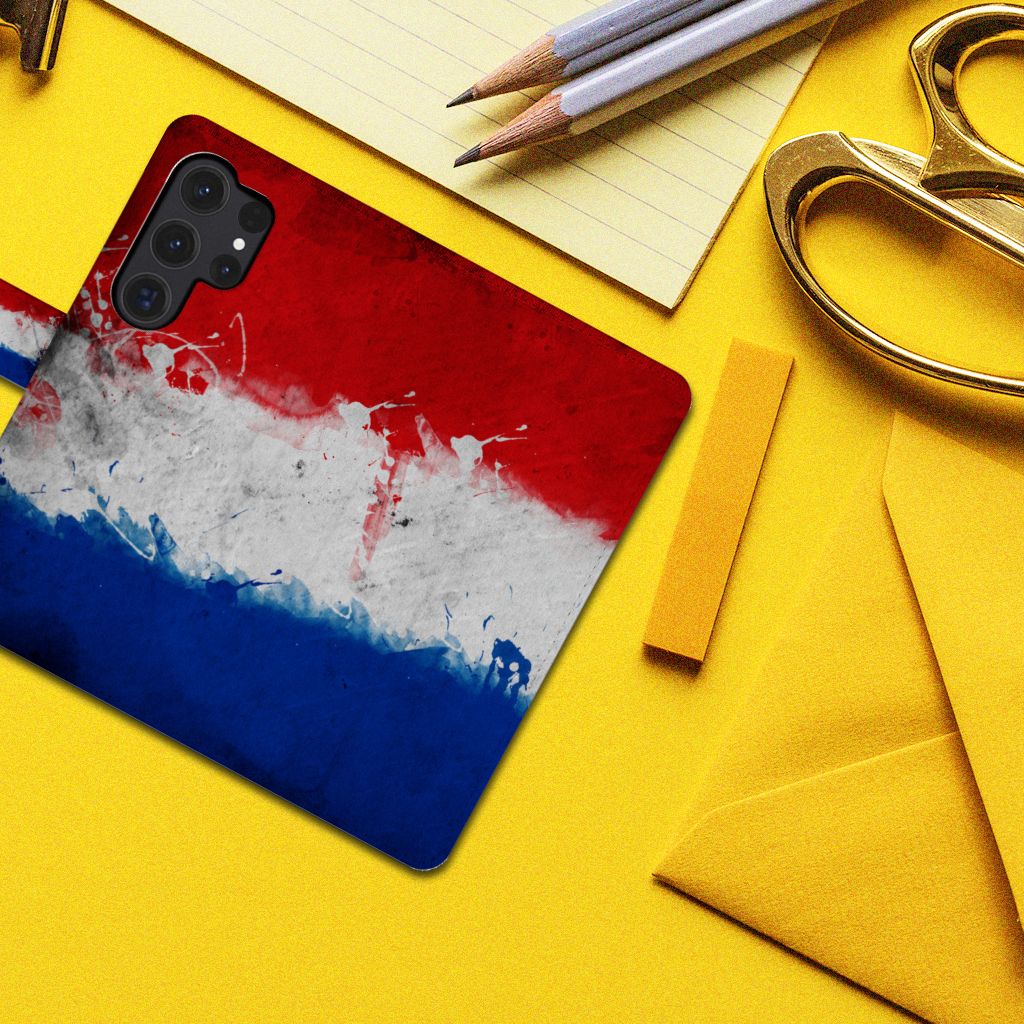 Samsung Galaxy S24 Ultra Bookstyle Case Nederland met artistiek design van de Nederlandse vlag op een bureau.