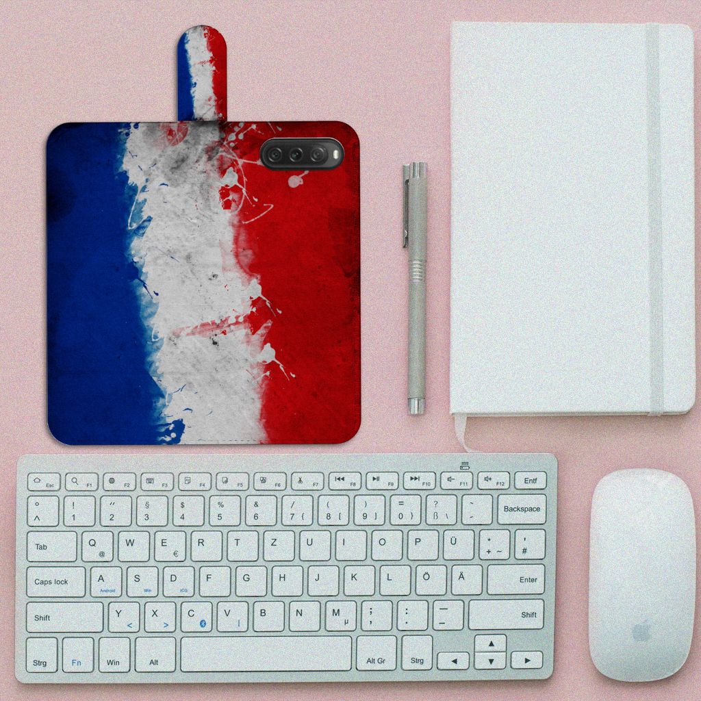 Sony Xperia 10 V Bookstyle Case Nederland met design van de Nederlandse vlag op een bureau.