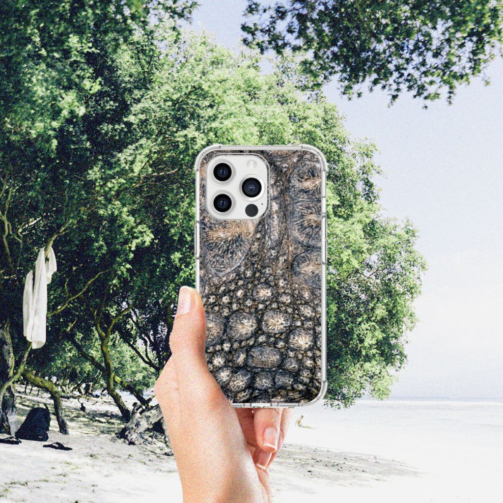 iPhone 13 Pro Max Case Anti-shock Krokodillenprint in hand, omringd door een prachtige natuurlijke omgeving.