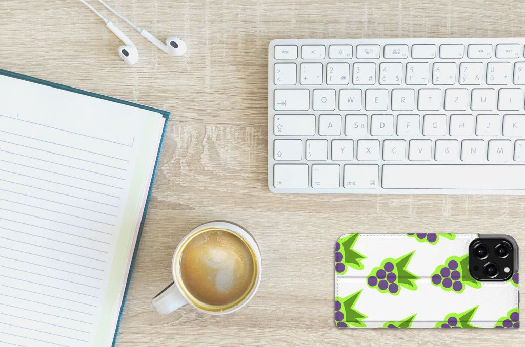 iPhone 13 Pro Max Flip Style Cover Druiven op een bureau naast een notitieboek en een kop koffie ☕.