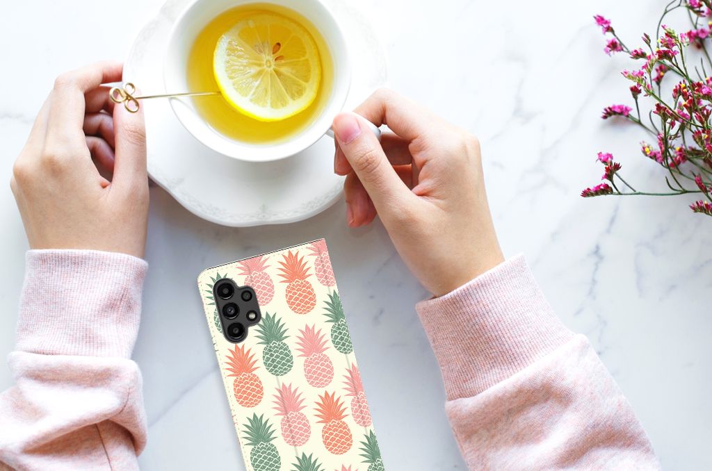 Samsung Galaxy A13 (4G) Flip Style Cover Ananas - B2C Telecom