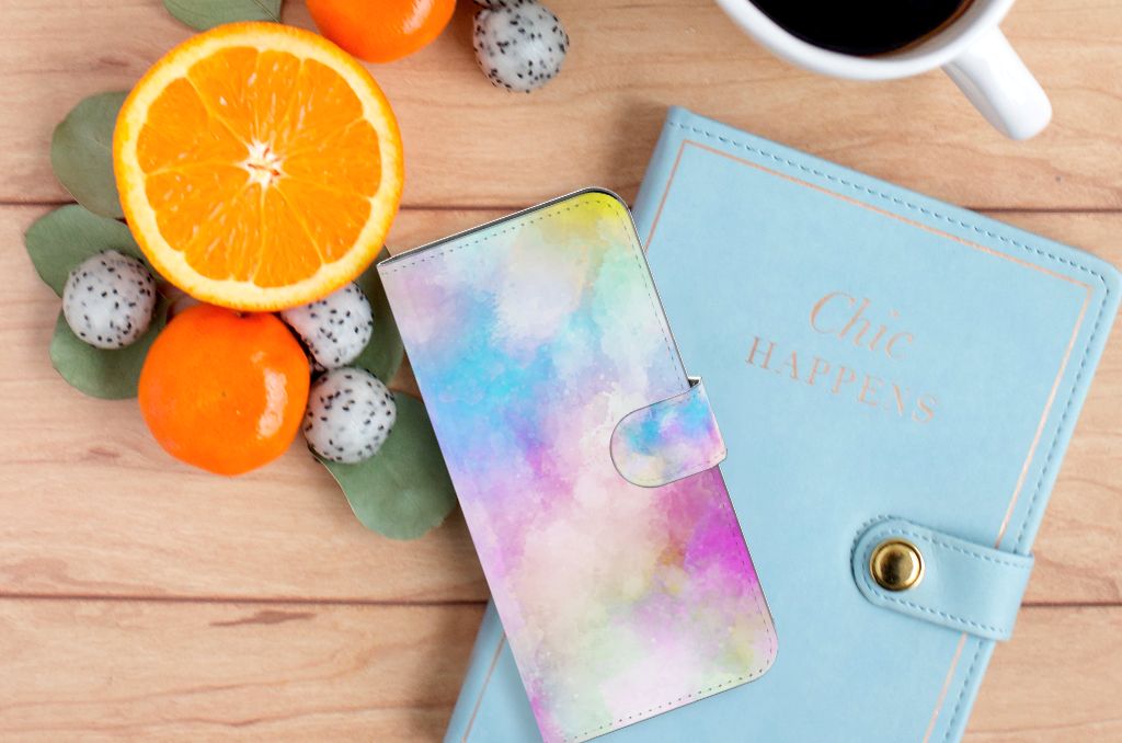Hoesje Motorola Moto G62 5G Watercolor Light met pastelkleuren op een houten tafel met fruit en een notitieboek.