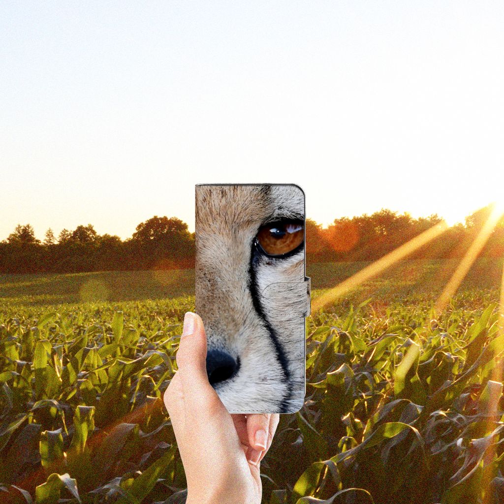 OPPO Reno8 T 4G Telefoonhoesje met Pasjes Cheetah met close-up van de cheeta in de zon.