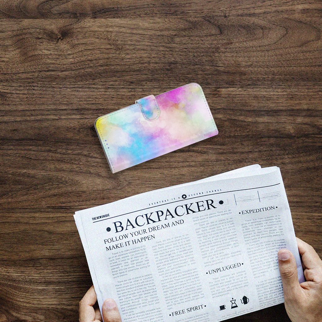 Hoesje Motorola Moto G Pro Watercolor Light met pastelkleuren op een houten tafel met krant