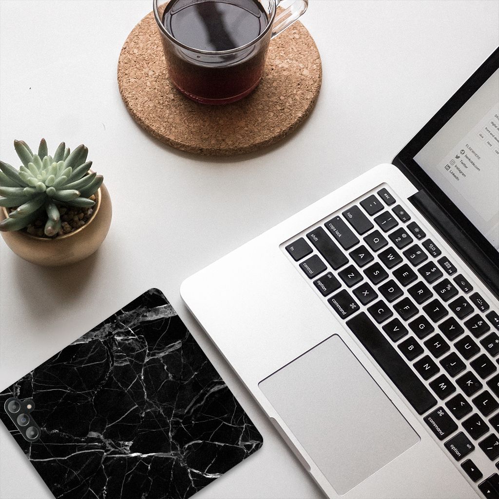 Samsung Galaxy A14 5G Standcase Marmer Zwart - Origineel Cadeau Vader op een bureau met laptop en plant.