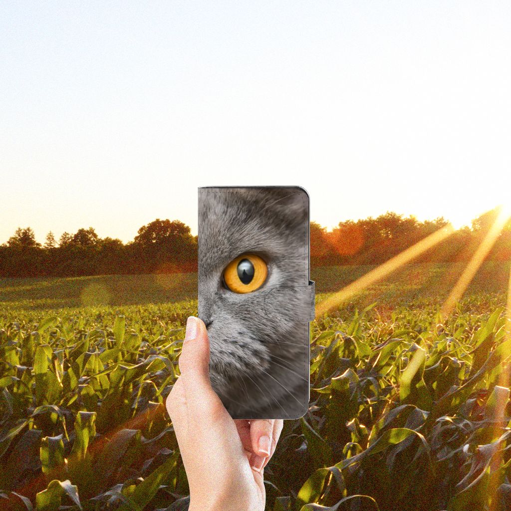 Telefoonhoesje met Pasjes OPPO Reno8 T 4G Britse Korthaar in de hand met een kat op de achtergrond.