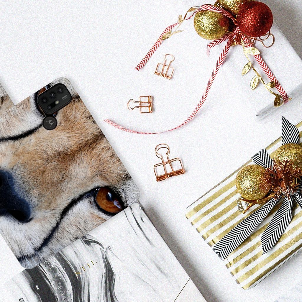 Motorola Moto G10 | G20 | G30 Telefoonhoesje met Pasjes Cheetah op een tafel met geschenken