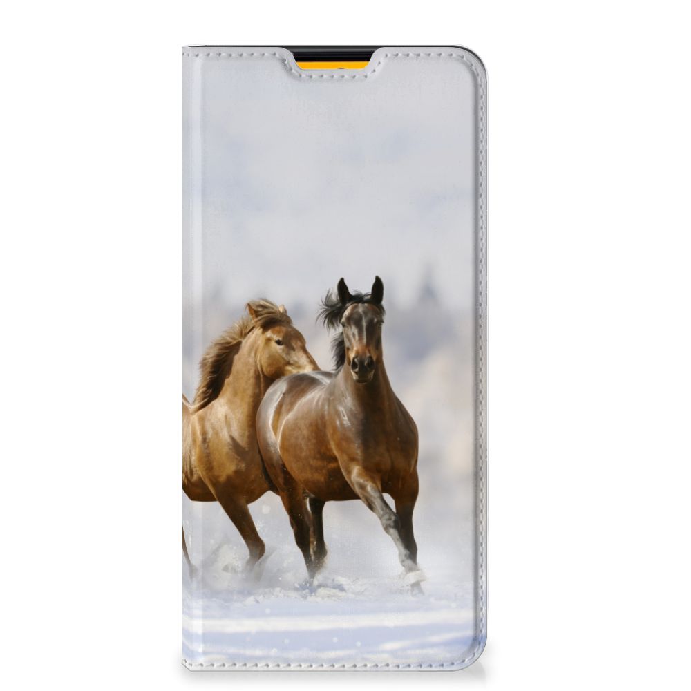 Samsung Galaxy M52 Hoesje maken Paarden met een prachtig ontwerp van rennende paarden in de sneeuw.