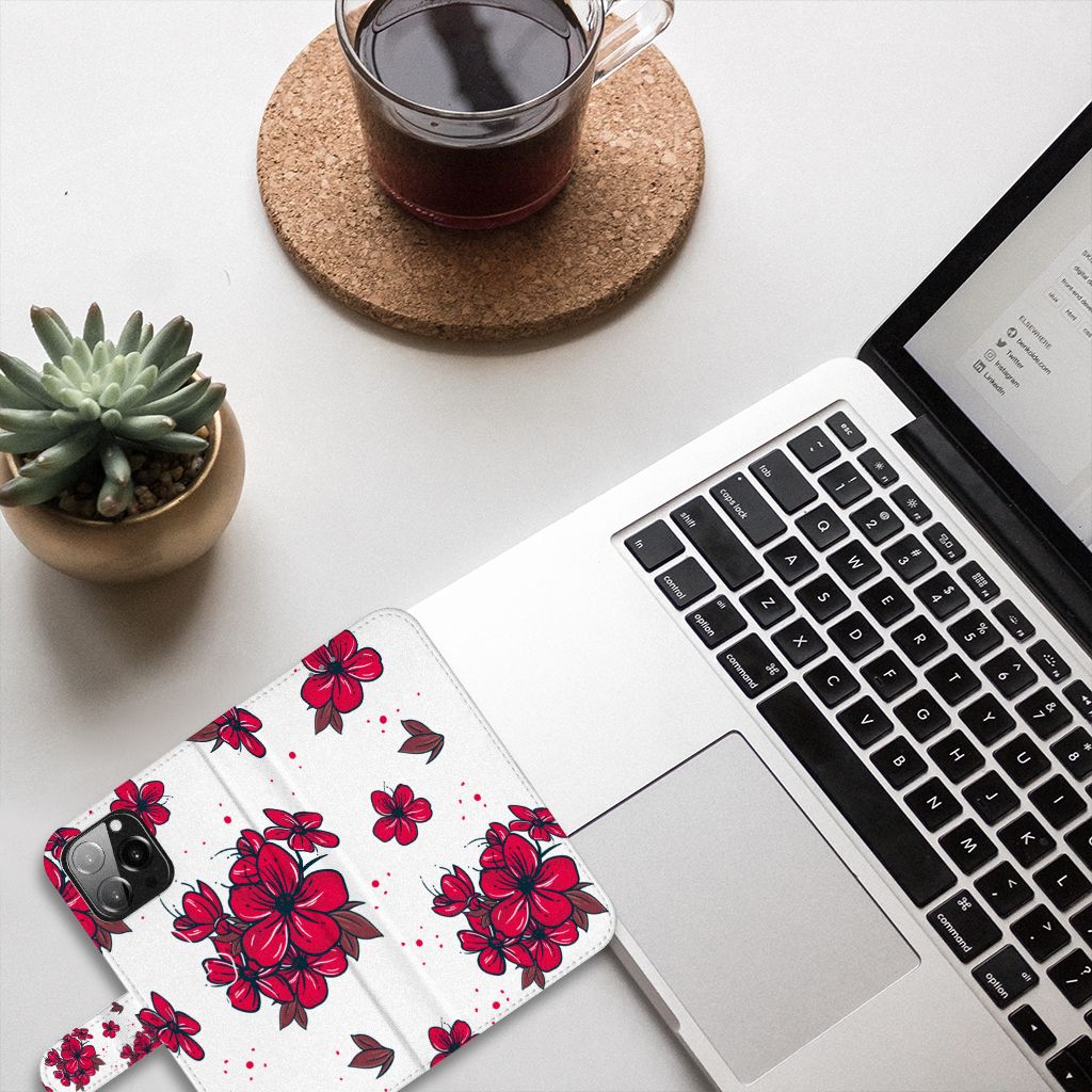 iPhone 13 Pro Max Hoesje Blossom Red met rood bloesemdesign, laptop en koffie op tafel.