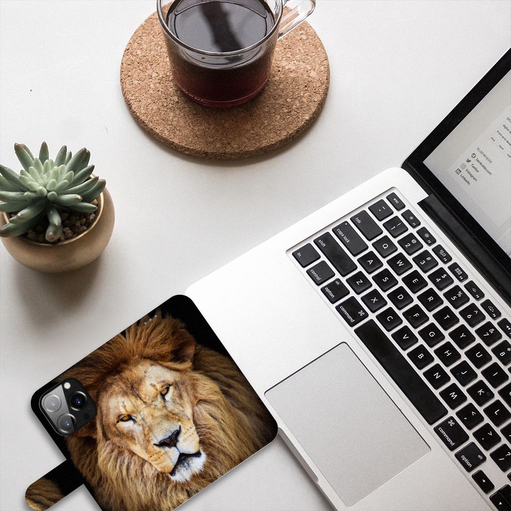 iPhone 14 Pro Telefoonhoesje met Pasjes Leeuw op bureau met laptop, koffie en plant