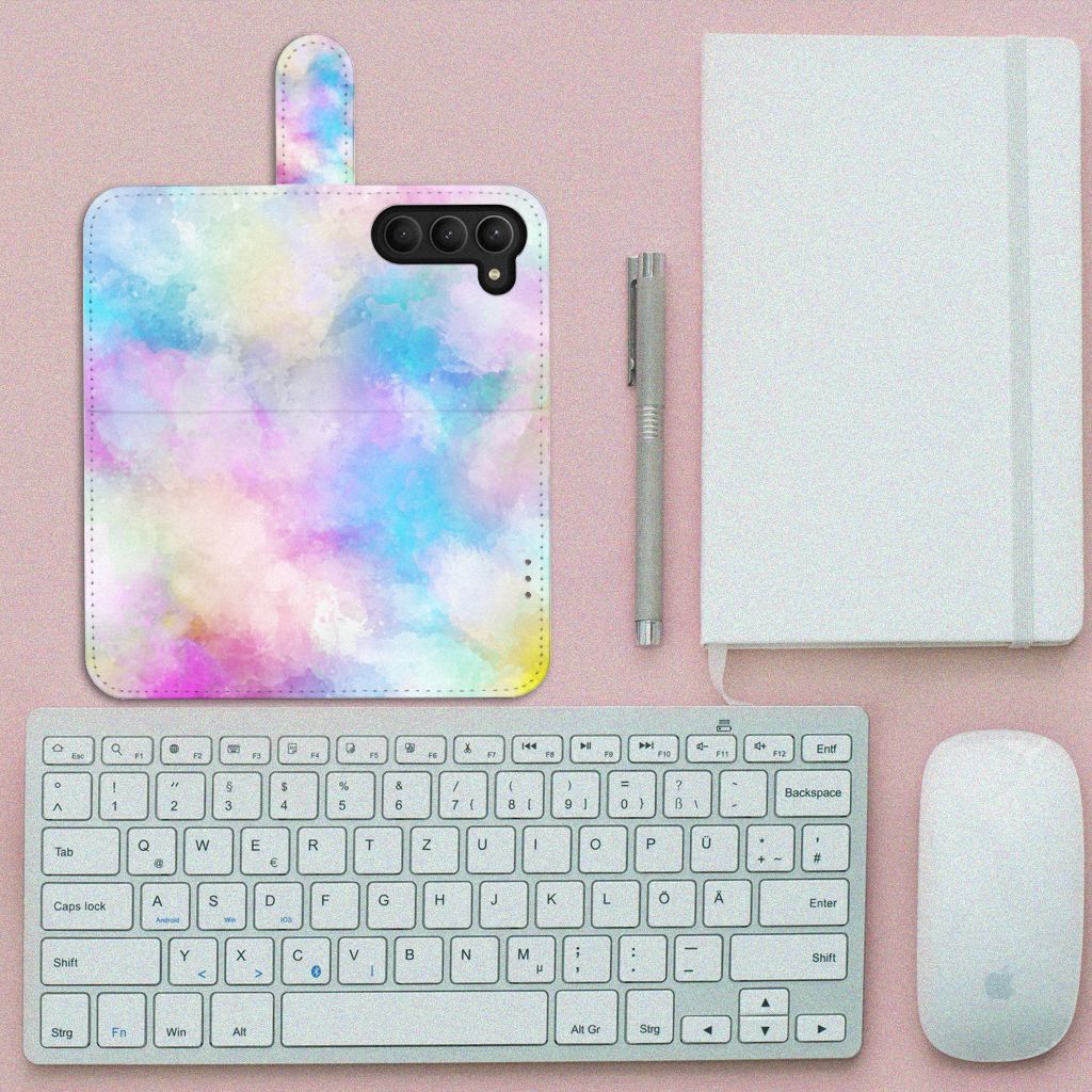Hoesje Samsung Galaxy S23 Watercolor Light met pastel kleuren en pasjeshouder op een bureau