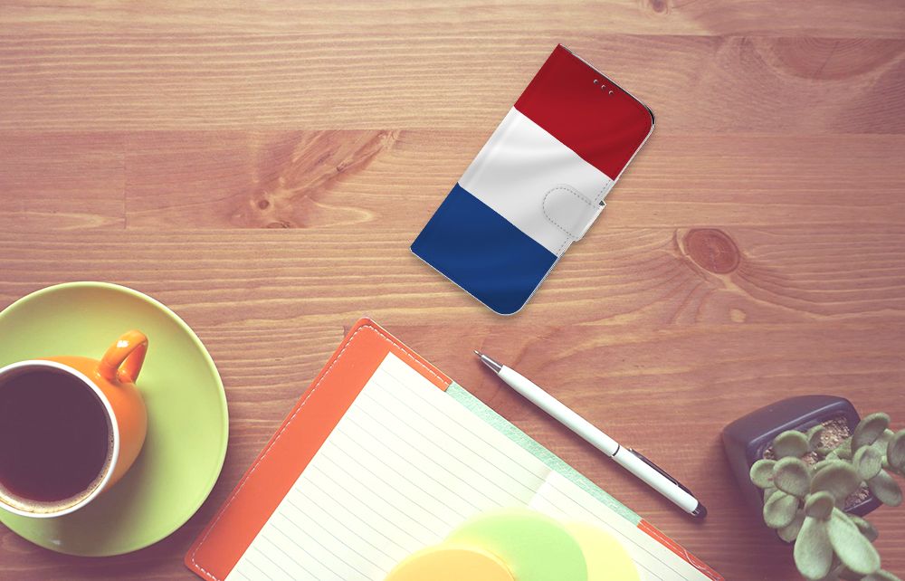 Samsung Galaxy A20e Bookstyle Case Nederlandse Vlag op een bureau met notebook en koffie.