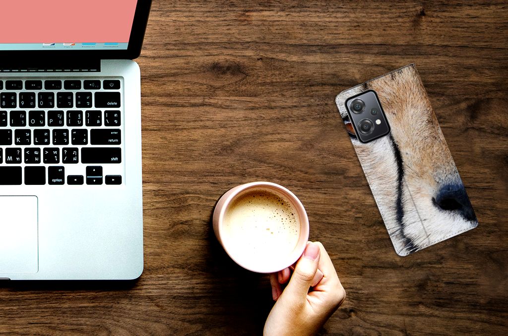 OnePlus Nord CE 2 Lite 5G Hoesje maken Cheetah op een bureau met koffie en laptop.