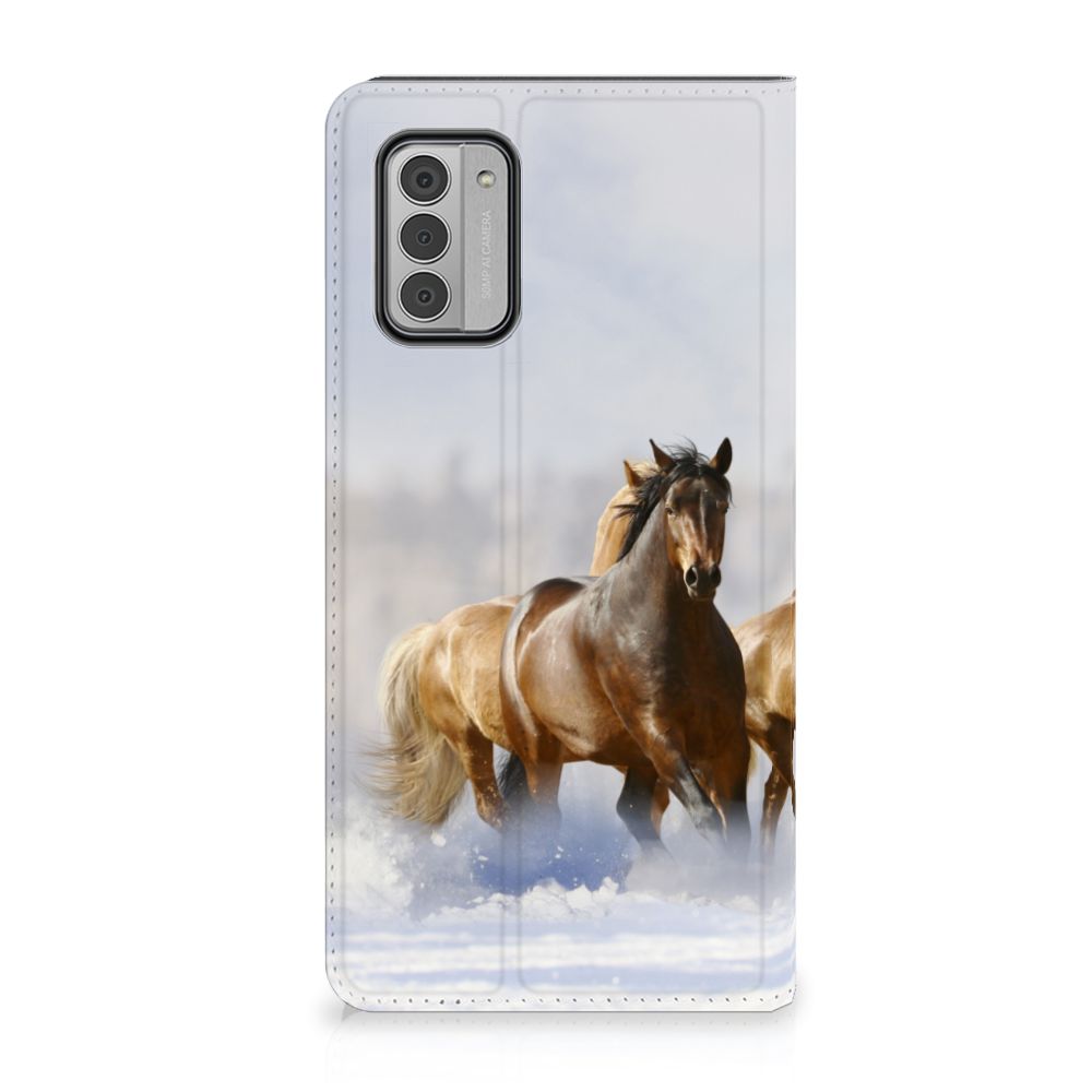 Nokia G42 Hoesje maken Paarden met een prachtige afbeelding van rijdende paarden in de natuur.