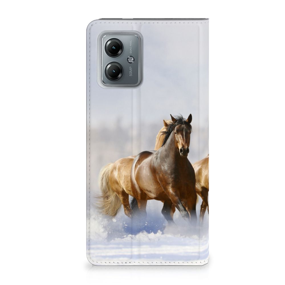 Motorola Moto G14 Hoesje maken Paarden met een afbeelding van rijdende paarden op een elegant hoesje.