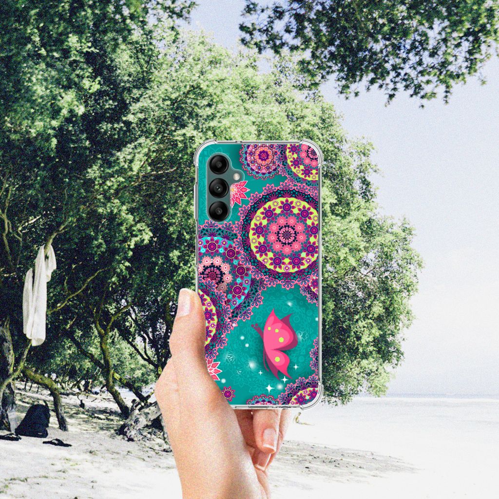 Samsung Galaxy A14 5G/4G Back Cover Cirkels en Vlinders met kleurrijk design in hand op het strand