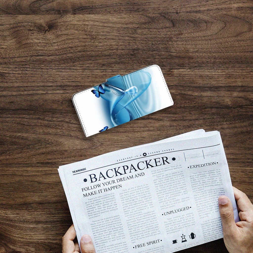 Samsung Galaxy A14 4G Telefoonhoesje met Pasjes Vlinders op een houten tafel met een krant