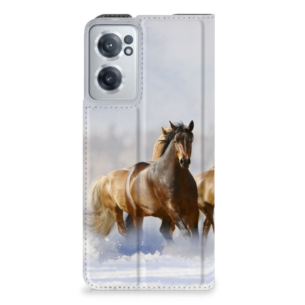OnePlus Nord CE 2 5G Hoesje maken Paarden met afbeelding van rijdende paarden in de sneeuw.