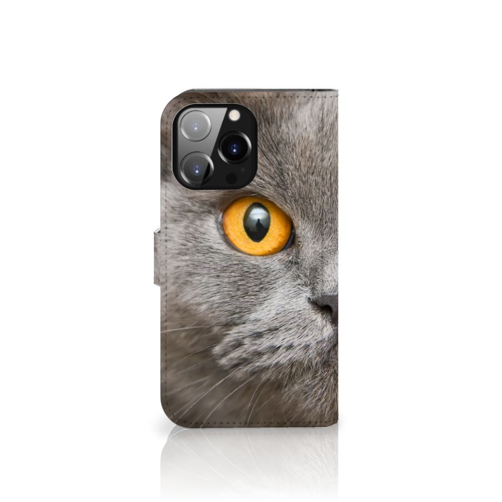Telefoonhoesje met Pasjes iPhone 14 Pro Max Britse Korthaar met close-up van een grijze kat en gele ogen.