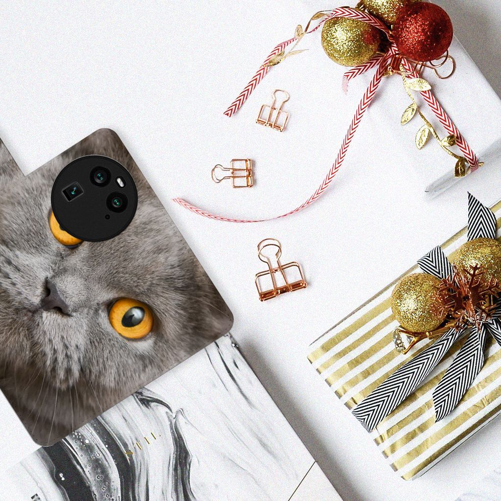 Telefoonhoesje met Pasjes OPPO Find X6 Britse Korthaar met kattenprint op een tafel met cadeaus.