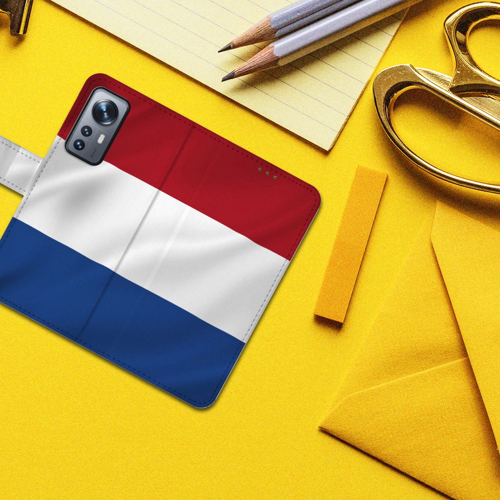 Xiaomi 12 | 12X Bookstyle Case Nederlandse Vlag met rode, witte en blauwe kleuren op een gele achtergrond.