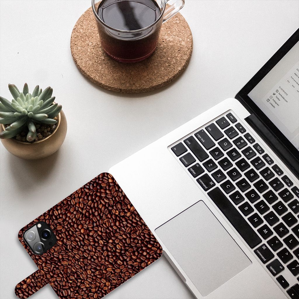 iPhone 14 Pro Book Cover Koffiebonen met laptop en koffie, perfect voor barista's ☕️.