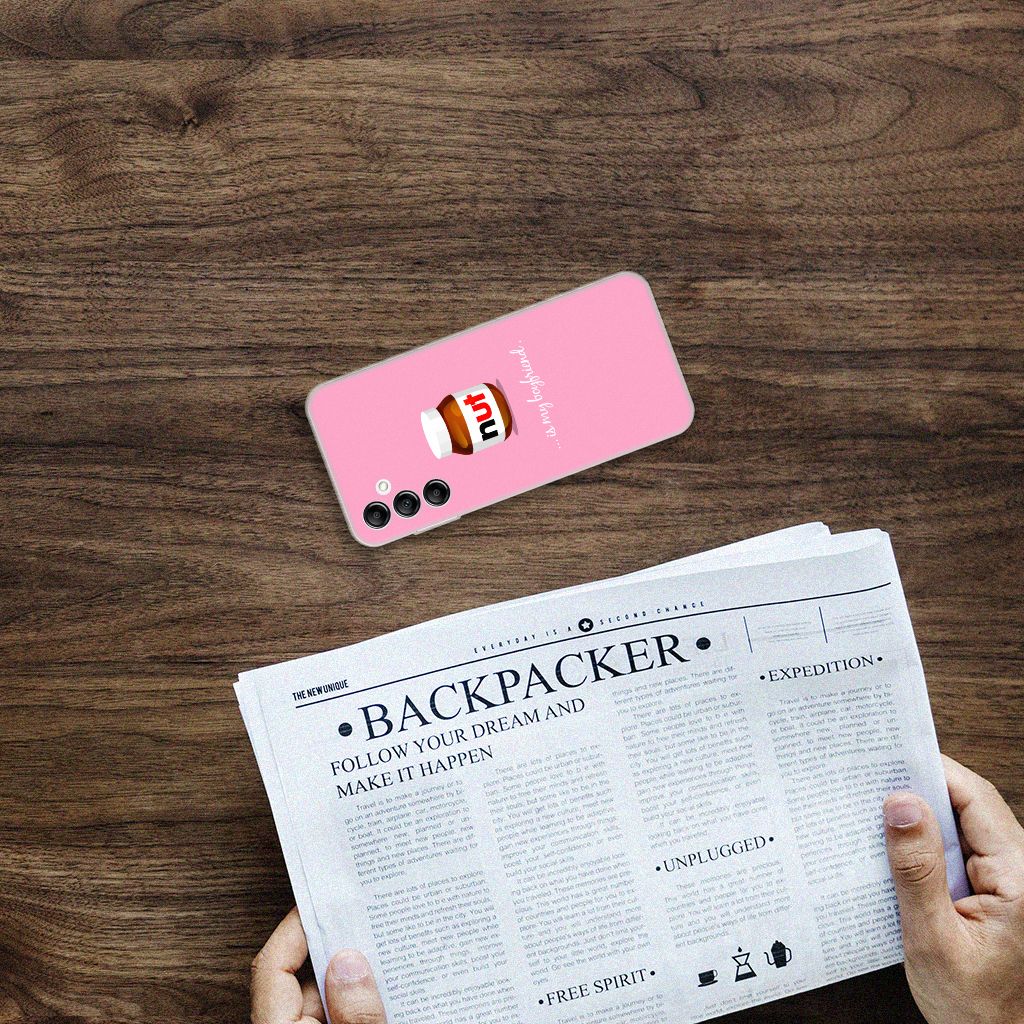 Samsung Galaxy A14 5G Siliconen Case Nut Boyfriend op een tafel met een krant eronder.