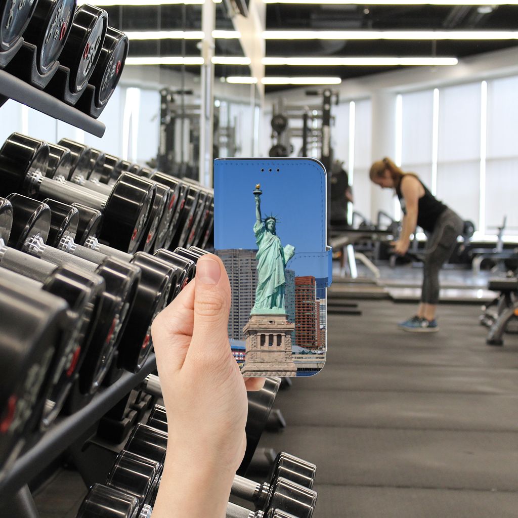 iPhone 13 Pro Flip Cover Vrijheidsbeeld in de sportschool met halters op de achtergrond.